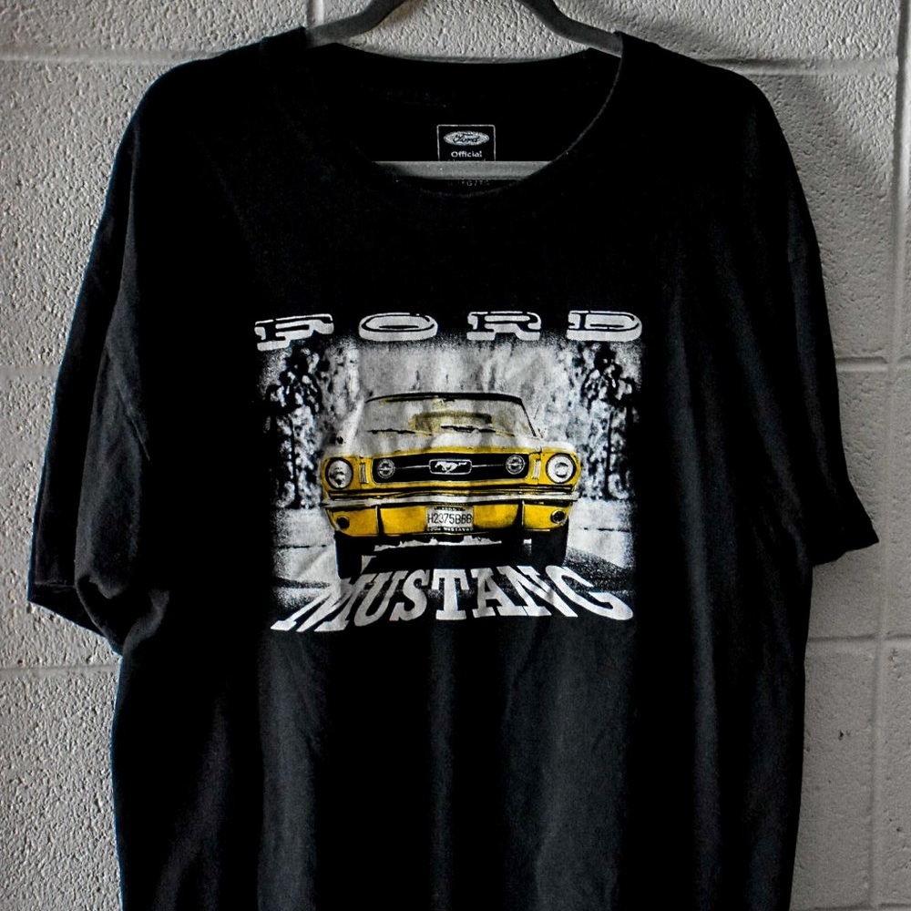 Vintage looking Large Ford Mustang t-shirt!